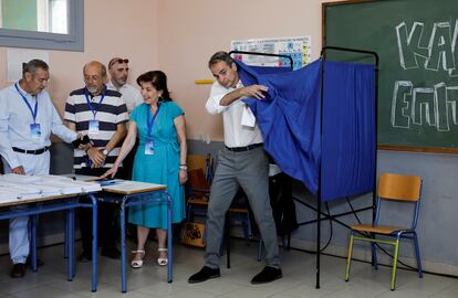 El primer Ministro griego y líder del partido conservador Nueva Democracia, Kyriakos Mitsotakis, antes de votar en Atenas.