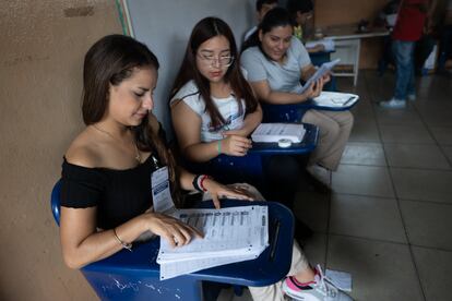 Jóvenes voluntarias trabajan en los centros de votación la mañana de este domingo. 