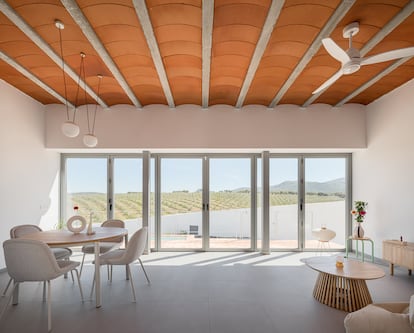 El salón, elevado sobre el terreno, tiene vistas a los alrededores.