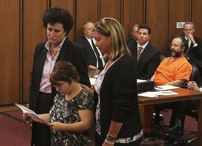 Michelle Knight (i), una de las víctimas, lee una declaración acompañada de una amiga y su abogada ante su agresor Ariel Castro (d) durante el juicio contra Castro por violación y asesinato, 1 de agosto 2013.