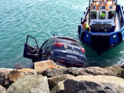 A tug boat comes to the stricken vehicle’s aid.