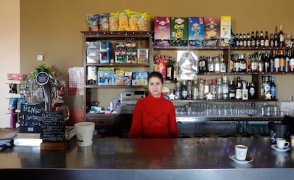 Yasmín Colino at her bar in Villalbarba, Valladolid.