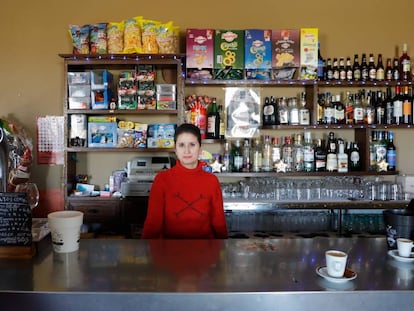 Yasmín Colino at her bar in Villalbarba, Valladolid.