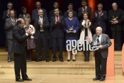 El escritor José Jiménez Lozano (d) recibe los aplausos del presidente de la Junta de Castilla y León, Juan Vicente Herrera (i), así como del resto de galardonados y autoridades, tras recibir esta noche el Premio Especial de la Agencia ICAL.