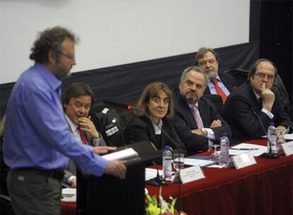 De izquierda a derecha, el periodista John Carlin; Jesús Lizcano, de la Fundación Escuela UAM / EL PAÍS; la vicerrectora de la Autónoma, María José Sarro; el presidente de PRISA, Ignacio Polanco; el rector de la Autónoma, Ángel Gabilondo, y el consejero delegado de PRISA, Juan Luis Cebrián.