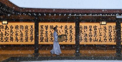 Un hombre camina por el santuario Meiji Jingu en Tokio (Japón)