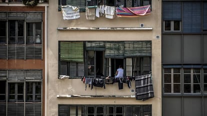 Dos muejres toman el aire durante el confinamiento en el ventanal de su vivienda de Girona el pasado 23 de Abril, festividad de Sant Jordi en Catalunya.