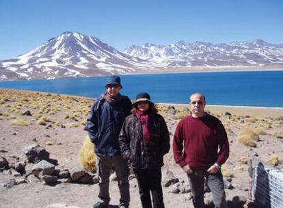 Eugenio Contreras (izquierda), con sus compañeros de viaje en la laguna de Miscanti.