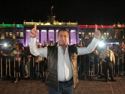 Jaime Rodr&iacute;guez, El Bronco, frente al Palacio de Gobierno. 
