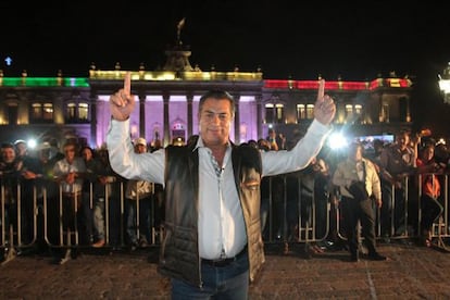 Jaime Rodríguez, El Bronco, frente al Palacio de Gobierno.