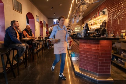 El local acaba de reabrir sus puertas tras dos meses cerrado por obras de mejora. Los arquitectos le decían que no era buen momento, pero Chen quiso seguir adelante con un proyecto que ya le frenó la pandemia.