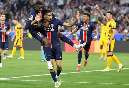 Achraf Hakimi celebra el primer gol del PSG con su compañero Ousmane Dembele tras marcar el primer gol durante la final de la UEFA Champions League.