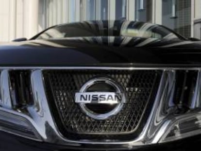 Logotipo de Nissan en el parachoques de un vehículo. EFE/Archivo