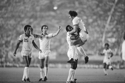 Pelé celebra un gol en una exhibición con el Cosmos junto a Chinaglia, ante la mirada de Beckenbauer, con el 6. GETTY