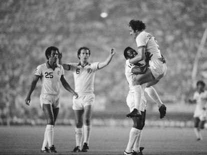 Pelé celebra un gol en una exhibición con el Cosmos junto a Chinaglia, ante la mirada de Beckenbauer, con el 6. GETTY