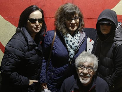 Desde la izquierda, María Jato, Esperanza Zuya, Julieta (nombre ficticio) y Pedro Pablo, afectados por la cirugía refractiva. 
