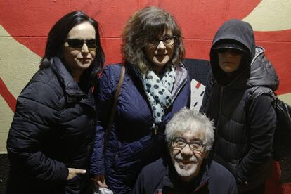 Desde la izquierda, María Jato, Esperanza Zuya, Julieta (nombre ficticio) y Pedro Pablo, afectados por la cirugía refractiva.