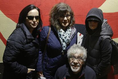 Desde la izquierda, María Jato, Esperanza Zuya, Julieta (nombre ficticio) y Pedro Pablo, afectados por la cirugía refractiva. 