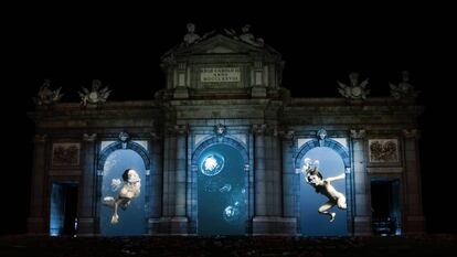 Montaje de la proyección propuesta por el artista Pablo Pro para la Puerta de Alcalá durante la celebración de 'Luna de Octubre'.