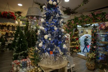 Interior de un comercio de decoración navideña de Sevilla.