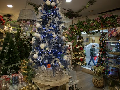 Interior de un comercio de decoración navideña de Sevilla.