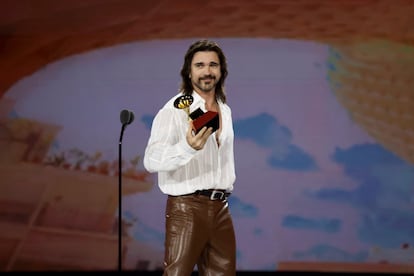 Juanes con el Grammy al Mejor Álbum Pop/Rock.