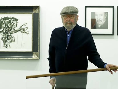 Jos&eacute; Manuel Caballero Bonald, en la exposici&oacute;n ante un &#039;saura&#039; y dos fotograf&iacute;as de Colita. 