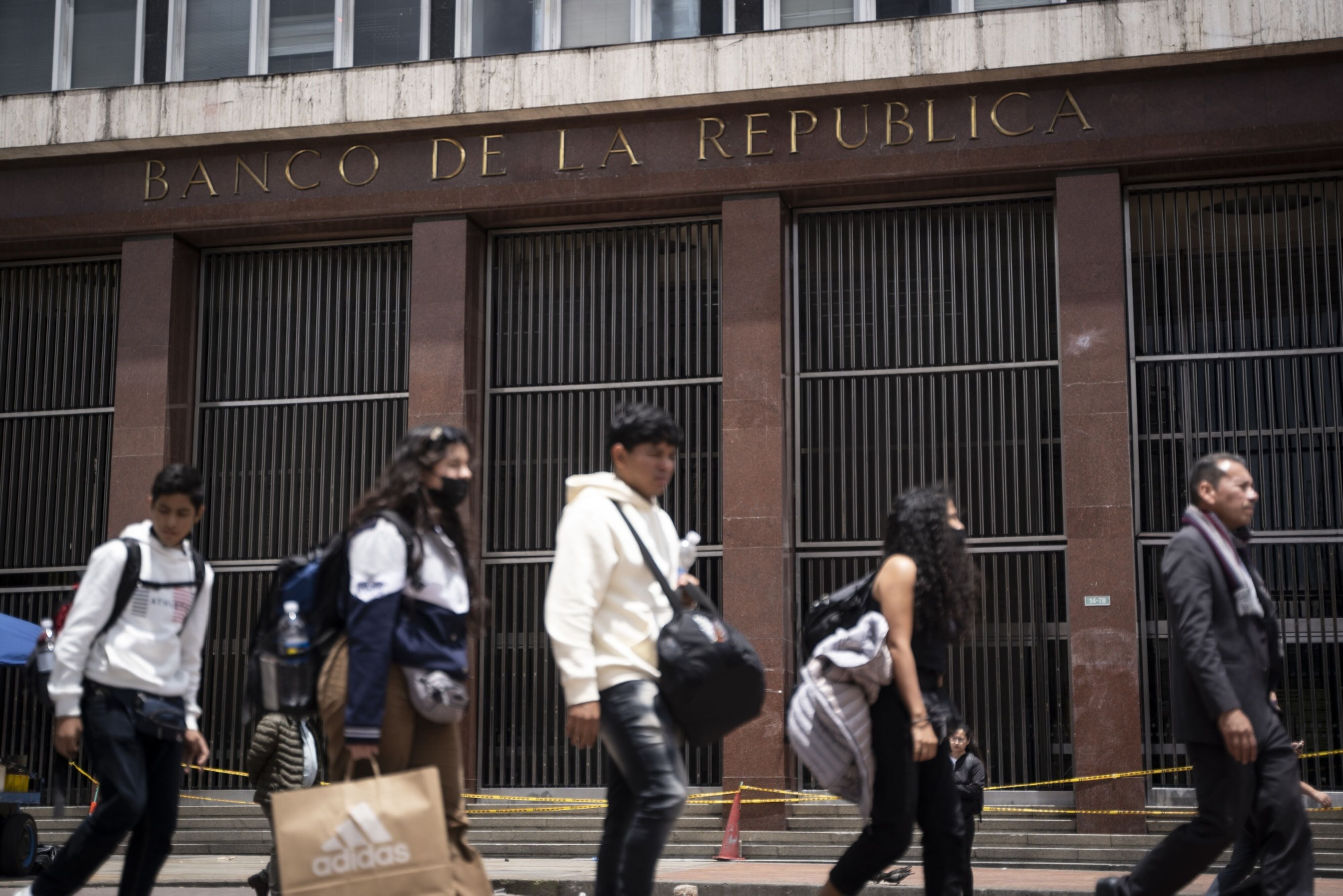 Los bancos ganan menos cuando suben las tasas de interés
