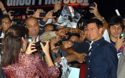 El actor Tom Cruise, rodeado de admiradores durante su visita a Mumbai (India) para el estreno de 'Missión:Impossible 4'.