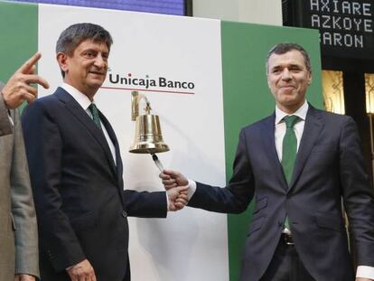 Manuel Azuaga, presidente de la entidad Unicaja, junto a Enrique Sanchez (Cº Delegado) y Pablo Gonzalez (Dtor general de finanzas) protagonizan la salida a Bolsa de su entidad financiera.