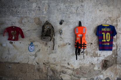 En la pared algunas de las prendas y objetos recuperados en las playas de Lesbos (Grecia) y Assos (Turquía) por los fotoperiodistas que colaboran en el proyecto. 