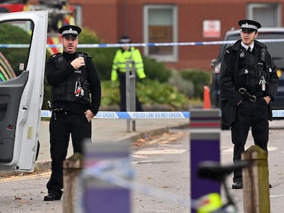 Dos policías hacen guardia este lunes frente al Hospital para Mujeres de Liverpool.