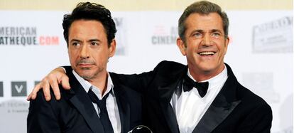 Robert Downey Jr., posa con Mel Gibson durante la 25ª gala de los premios Cinematheque, en Los Ángeles, el 14 de octubre de 2011