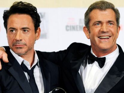 Robert Downey Jr., posa con Mel Gibson durante la 25ª gala de los premios Cinematheque, en Los Ángeles, el 14 de octubre de 2011