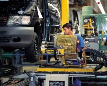 Un trabajador en la nave de montaje final de la factoría que Mercedes-Benz tiene en Vitoria. EFE/Archivo