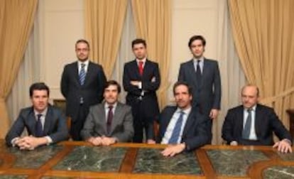Sentados, de izquierda a derecha: J. Álvarez-Rendueles, I. Sánchez de Lamadrid, P. Lladó y J. L. Carranza. De pie:C. Ballesteros, P. Maudes y G. Bergareche.