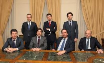 Sentados, de izquierda a derecha: J. &Aacute;lvarez-Rendueles, I. S&aacute;nchez de Lamadrid, P. Llad&oacute; y J. L. Carranza. De pie:C. Ballesteros, P. Maudes y G. Bergareche. 