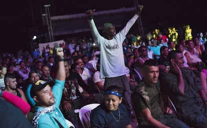 El público, en su mayoría guerrilleros, vivieron con entusiasmo el concierto de apertura con el grupo Alerta Kamarada.