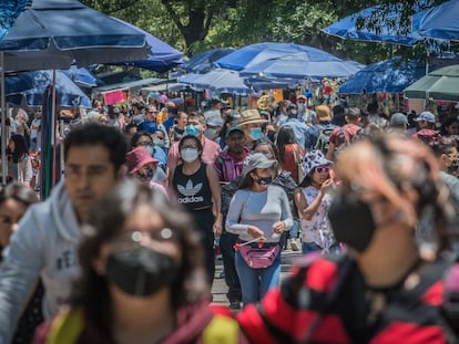 Decenas de personas pasean por el Bosque de Chapultepec de Ciudad de México, el pasado 3 de abril.