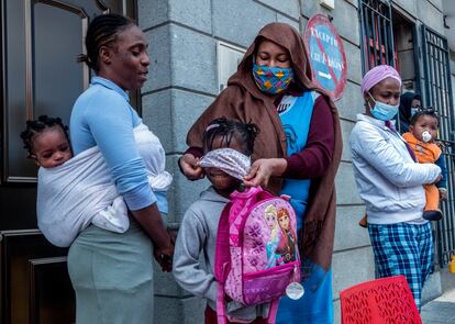 Mabinty Touré (derecha) con su hija, y la hermana de Touré con el bebé al que dio a luz en Gran Canaria.