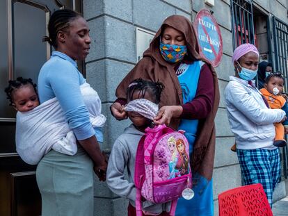 Madres e hijos bloqueados durante meses en Canarias por el retraso de pruebas de ADN que confirmen su maternidad. Gran Canaria, España.Foto © Javier Bauluz