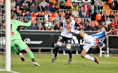 Rodrigo Moreno cabecea para marcar el gol del Valencia ante el Espanyol.
