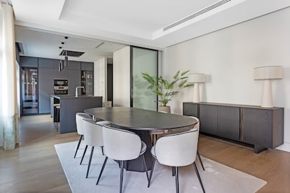 La zona de comedor sirve de nexo de unión entre salón y cocina.