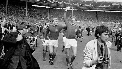 Jack Charlton, con la Copa del Mundo en la mano, en Wembley después de que Inglaterra derrotase a Alemania Federal en la final del Mundial.