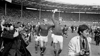 Jack Charlton, con la Copa del Mundo en la mano, en Wembley después de que Inglaterra derrotase a Alemania Federal en la final del Mundial.