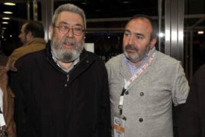 El secretario general de UGT, Cándido Méndez (i), y el secretario de regional, Carlos Pedrosa, en un descanso del Congreso Regional que el sindicato celebra en Albacete.