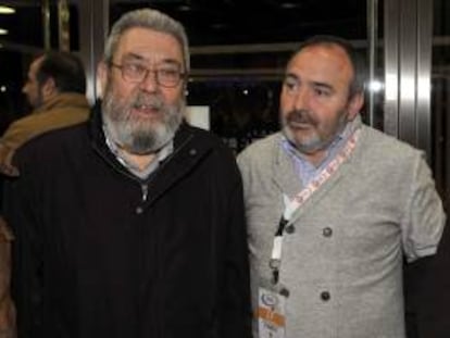 El secretario general de UGT, Cándido Méndez (i), y el secretario de regional, Carlos Pedrosa, en un descanso del Congreso Regional que el sindicato celebra en Albacete.