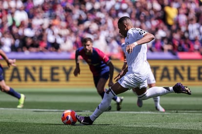 Mbappé en posesión del balón.