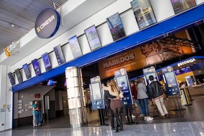 Vestíbulo de los cines Cinesa Príncipe Pío, el viernes 12 en Madrid.