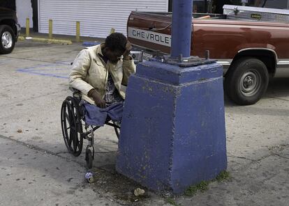 Wheelchair crossing highway, Richmond, 2002. De la serie / De la serie American Night (#4)